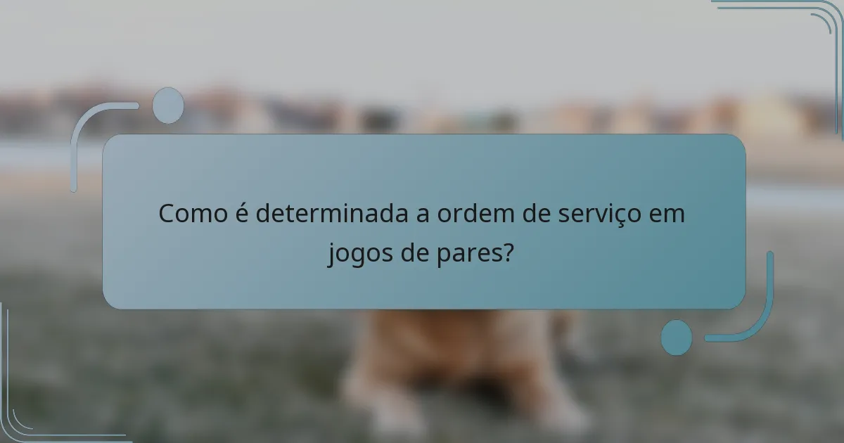 Como é determinada a ordem de serviço em jogos de pares?
