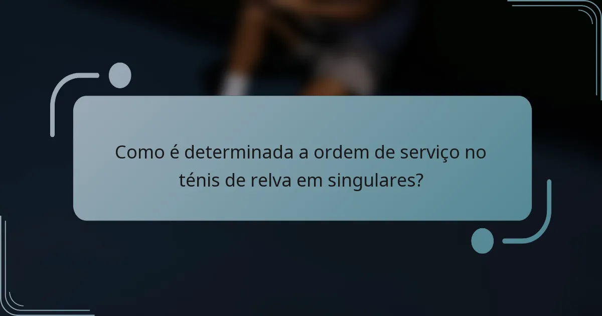Como é determinada a ordem de serviço no ténis de relva em singulares?
