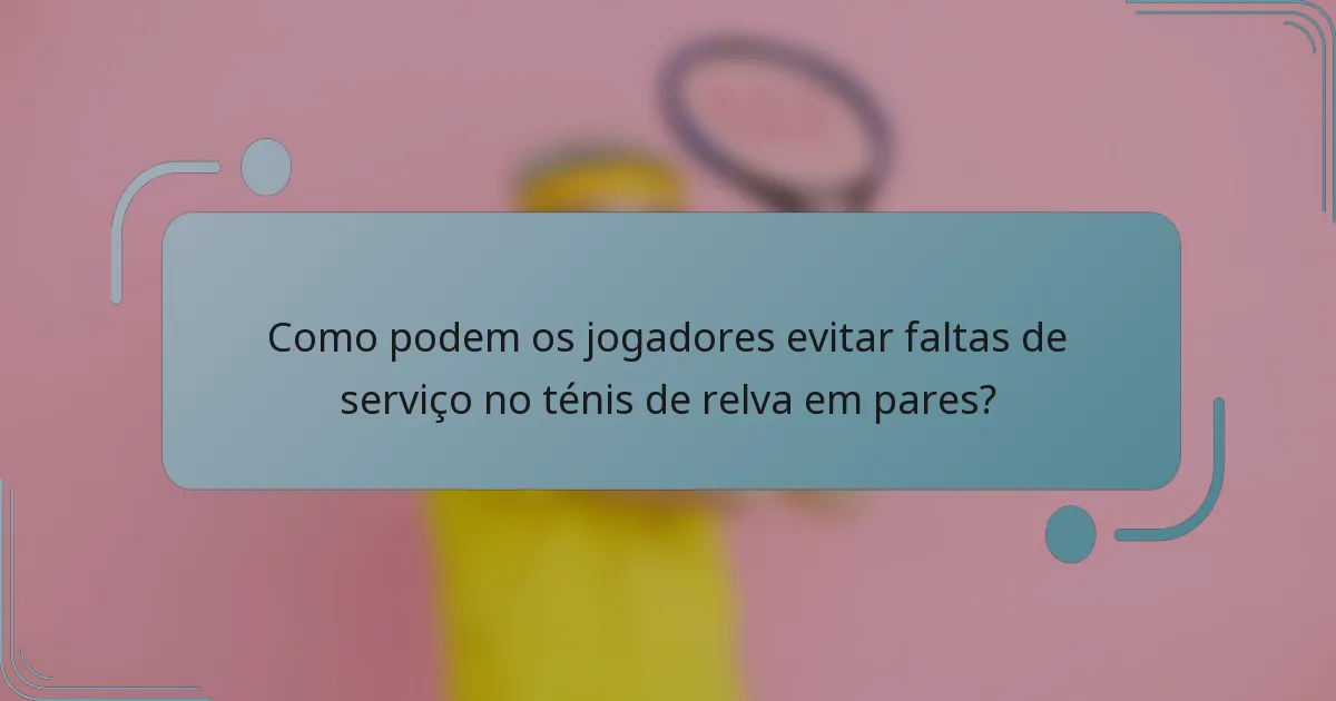 Como podem os jogadores evitar faltas de serviço no ténis de relva em pares?