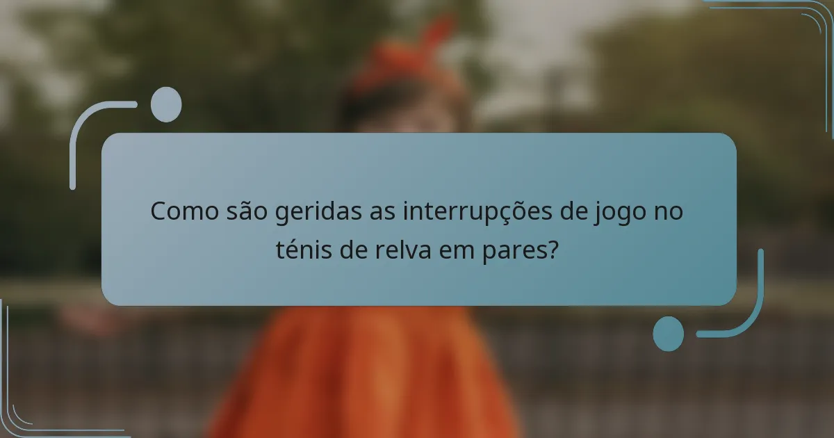 Como são geridas as interrupções de jogo no ténis de relva em pares?