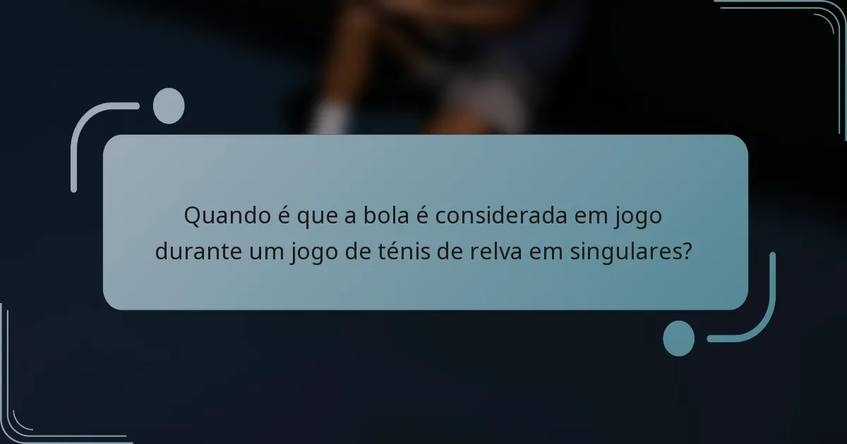 Quando é que a bola é considerada em jogo durante um jogo de ténis de relva em singulares?